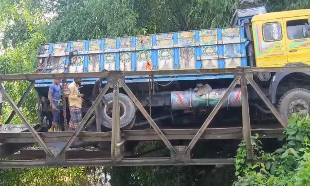 দীঘিনালা-লংগদু সড়কে বেইলি ব্রিজ ভেঙে ভারী যান চলাচল বন্ধ