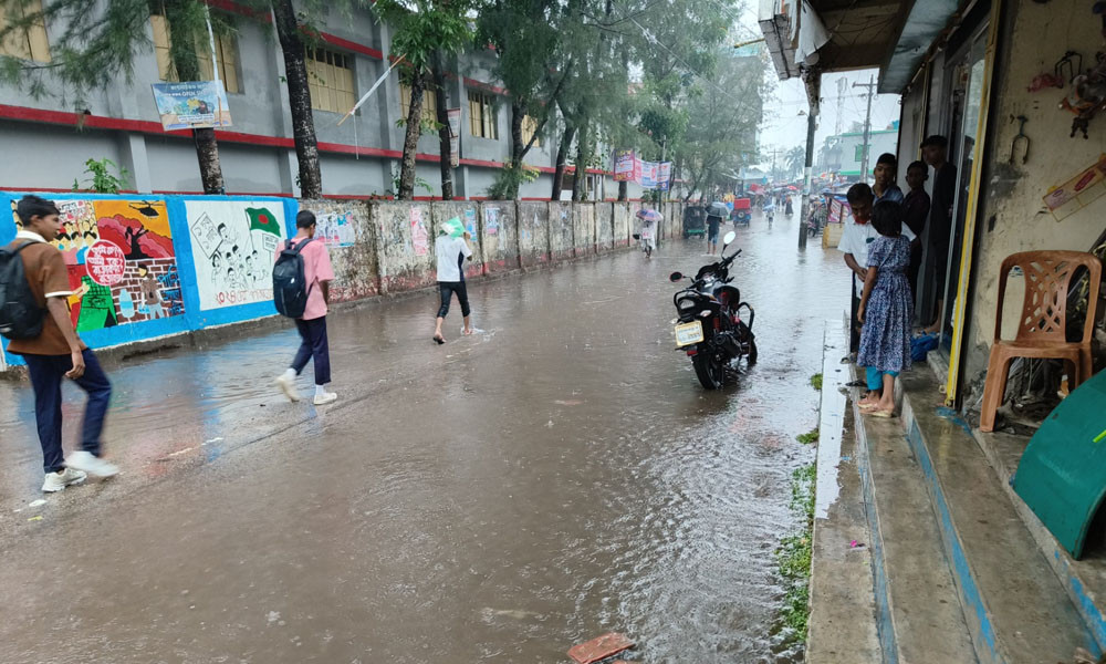 বৃষ্টি হলেই বিদ্যালয়ের সামনে জলাবদ্ধতা