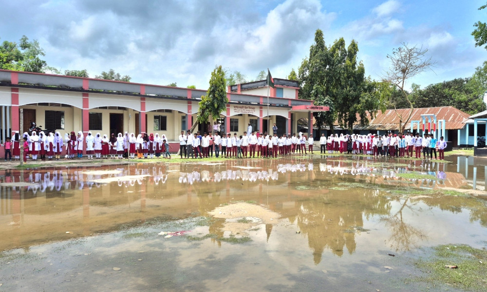 নীলফামারীতে স্কুল মাঠ সংস্কারের দাবিতে শিক্ষার্থীদের ক্লাস বর্জন