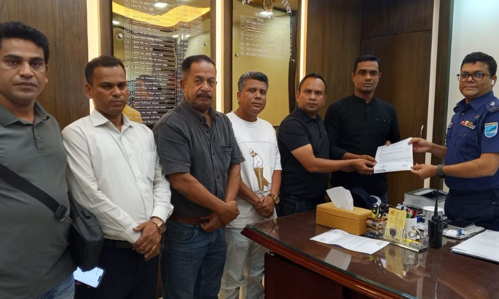 কালের কণ্ঠের সাংবাদিকের বাসায় হামলা, পুলিশ সুপারের কাছে স্মারকলিপি প্রদান