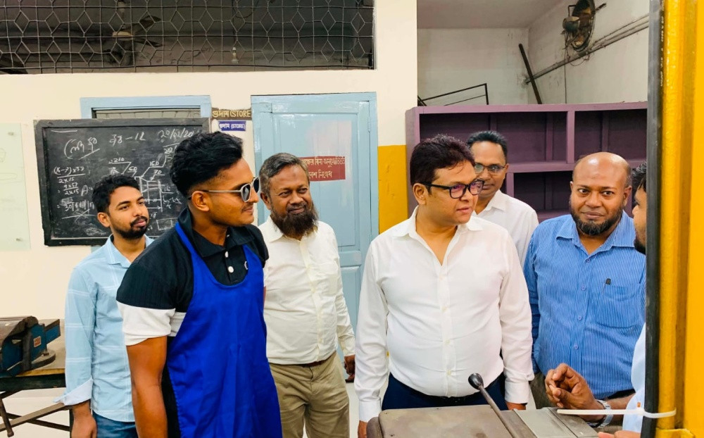 পা হারানো মানুষের চোখের পানি মুছলেন গাজীপুরের ডিসি