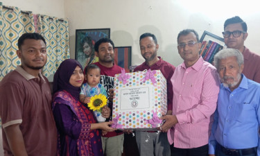 যশোরে ফুল দেওয়া সেই শিশুকে উপহার পাঠালেন প্রধানমন্ত্রী