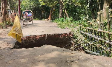 বৃষ্টিতে সড়ক দ্বিখণ্ডিত