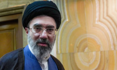 মার্কিন ঘাঁটিগুলোর নিজেদেরই নিরাপদে রাখার শক্তি নেই : মোজতবা খামেনি