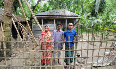 নিজ আঙিনায় বন্দি পরিবার