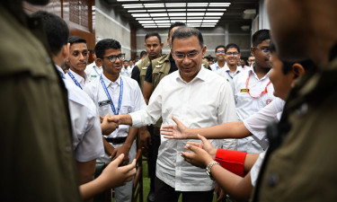 নিজ কলেজের শিক্ষার্থীদের সঙ্গে শুভেচ্ছা বিনিময়ে প্রধানমন্ত্রী