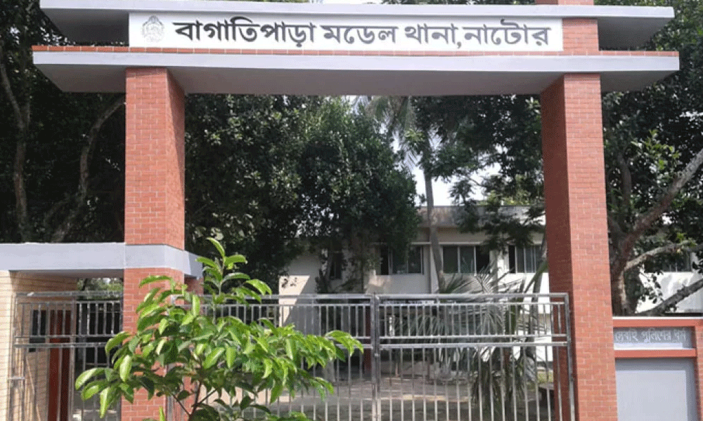 বাগাতিপাড়ায় জুয়েলারি ব্যবসায়ীর ওপর হামলা, প্রতিবেশী আটক