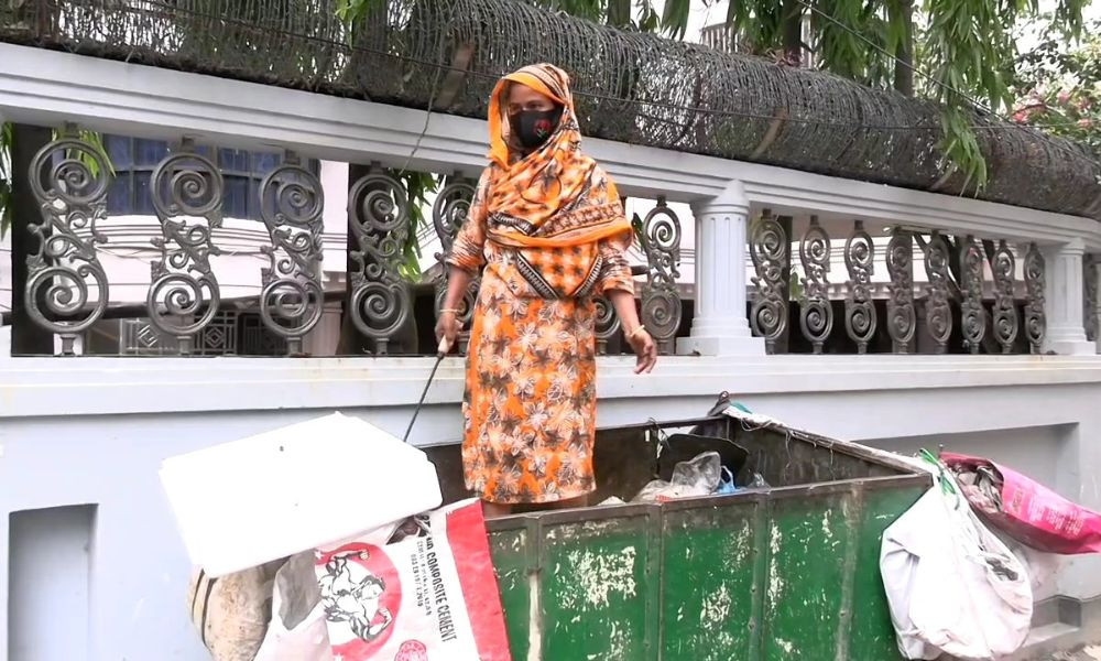 বর্জ্যের স্তূপে স্বপ্নের খোঁজ, জীবনযুদ্ধে অদম্য রোজিনা