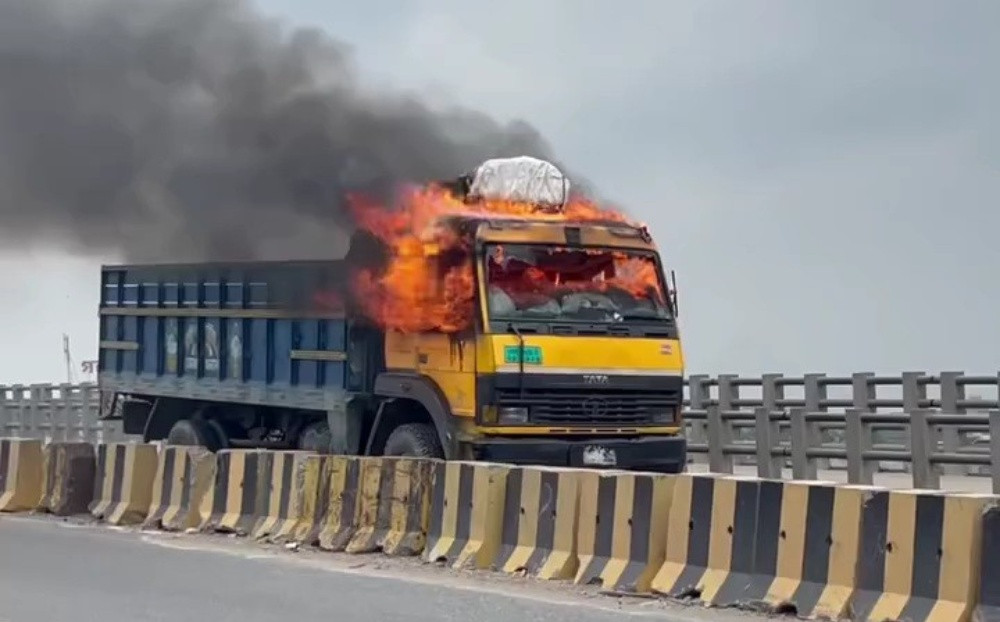 কাঁচপুর ব্রিজে ট্রাকে আগুন, সড়কে রক্তের দাগে রহস্য