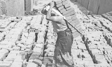 নারী শ্রমিকের প্রতি বৈষম্য দূর হোক