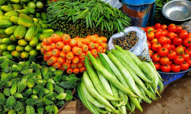 বৃষ্টির প্রভাবে চড়া সবজির বাজার