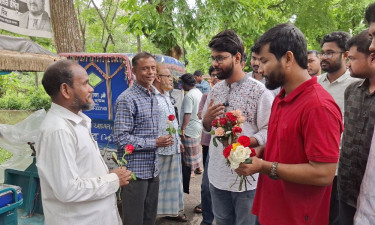 শ্রমিকদের গোলাপ ফুল দিয়ে শুভেচ্ছা জানালেন চাকসু এজিএস
