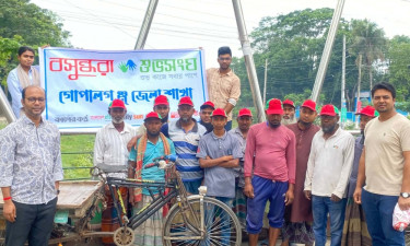 মে দিবসে শ্রমজীবীদের মাঝে ক্যাপ বিতরণ করল বসুন্ধরা শুভসংঘ