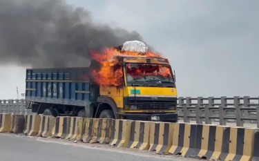 কাঁচপুর ব্রিজে ট্রাকে আগুন, সড়কে রক্তের দাগে রহস্য