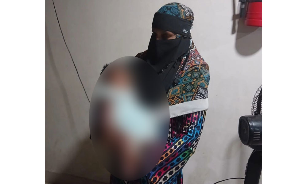 নবজাতককে রেখে উধাও জননী, বিপাকে বাবা