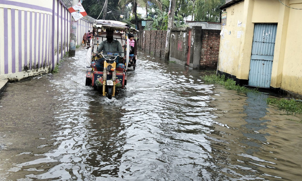 বৃষ্টিতে ডুবল নগরীর ১০ সড়ক