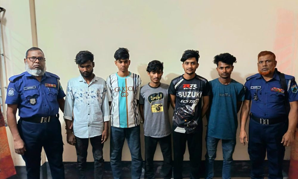 প্রবাসীদের টার্গেট করে প্রতারণা, প্রতারক চক্রের ৫ সদস্য গ্রেপ্তার