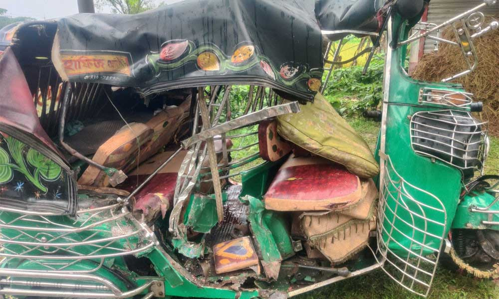 নেত্রকোনায় বাস-অটোরিকশার মুখোমুখি সংঘর্ষ, নিহত ২