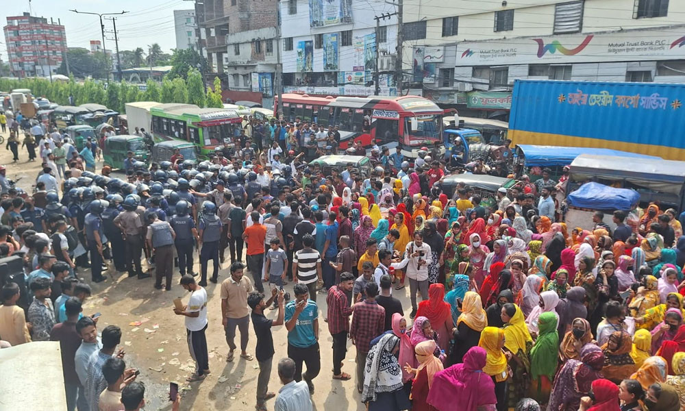 বকেয়া বেতনের দাবিতে শ্রমিক বিক্ষোভ, অবরোধ