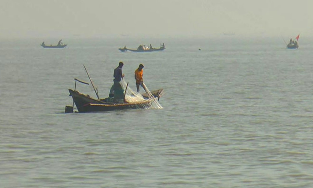 মেঘনায় ঝড়ে নৌকা ডুবে দুই জেলে নিখোঁজ