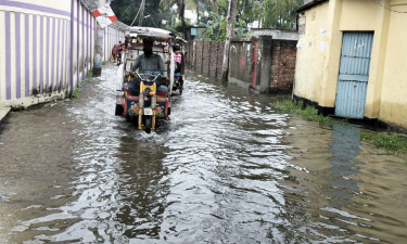 বৃষ্টিতে ডুবল নগরীর ১০ সড়ক