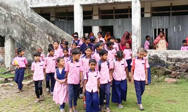 পুলিশ থাকছে ক্লাসে, শিক্ষার্থীরা ‘গোয়ালঘরে’
