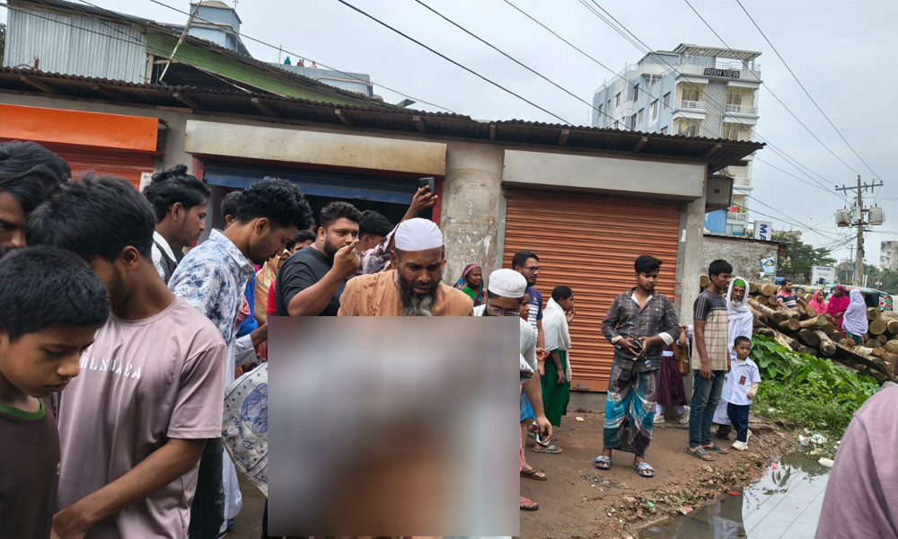 বাবার মোটরসাইকেল থেকে ছিটকে পড়ে প্রাণ গেল ছেলের