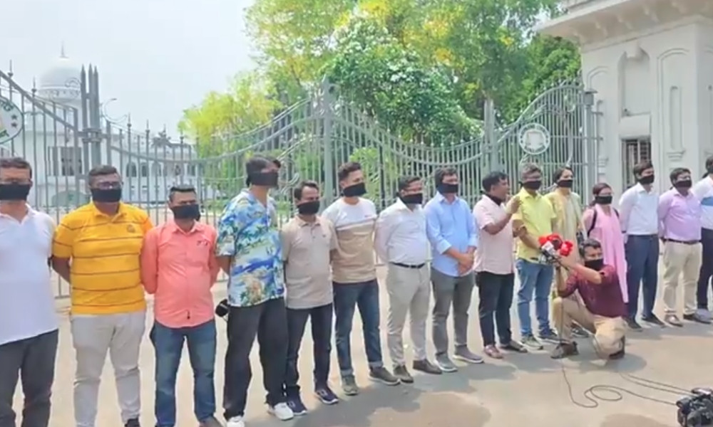 আপিল বিভাগে সাংবাদিক প্রবেশে নিষেধাজ্ঞা, মুখে কালো কাপড় বেঁধে প্রতিবাদ