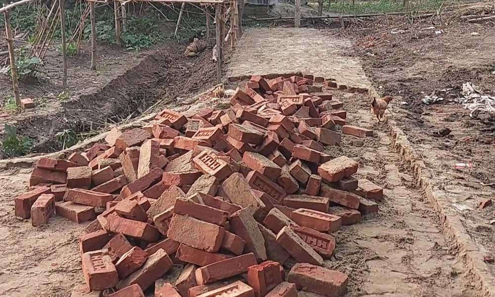 রাস্তা তৈরির ৪ দিন পর ইট তুলে নিলেন বিএনপি নেতা