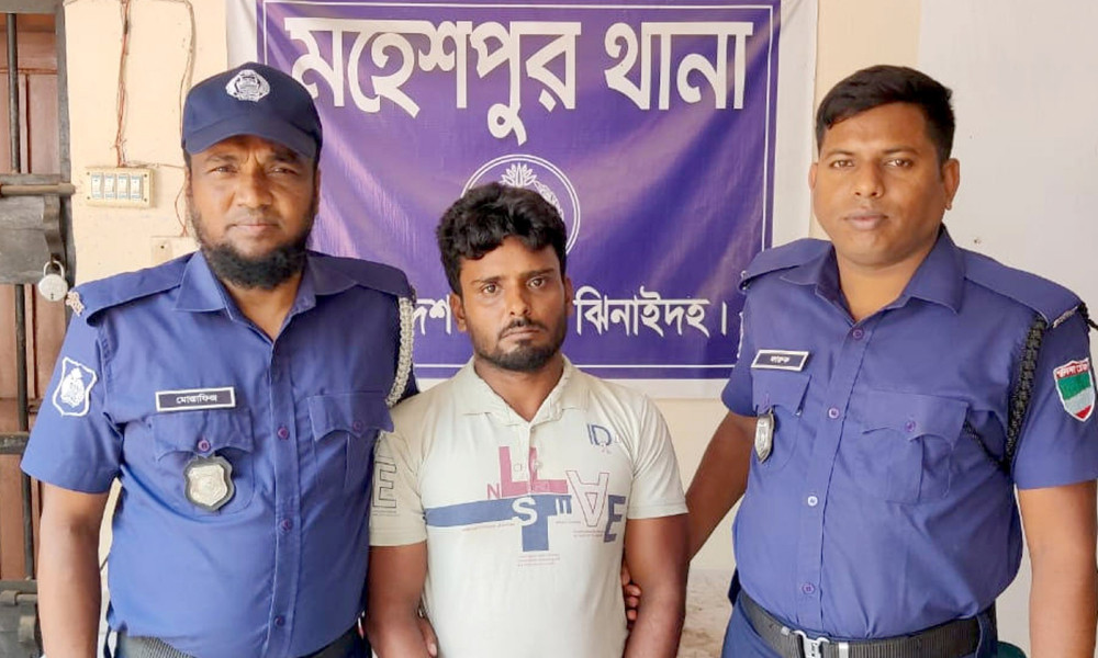 টাকা না পেলে ব্যক্তিগত ছবি ভাইরালের হুমকি : ব্ল্যাকমেইলার আটক
