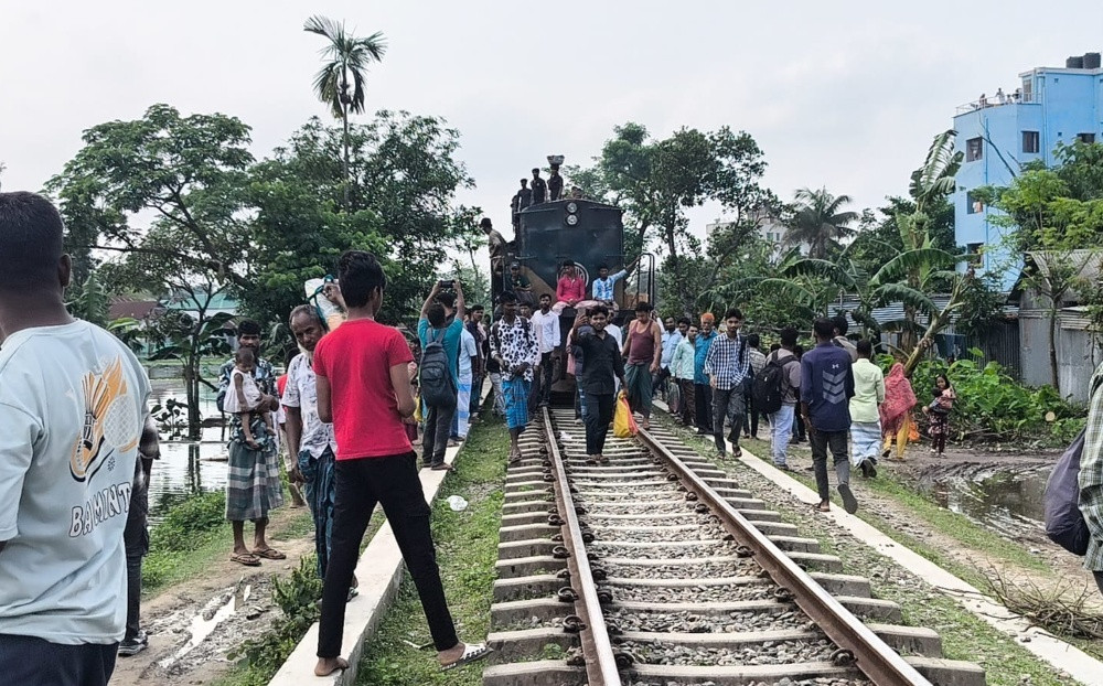 জামালপুরে জলাবদ্ধতা নিরসনের দাবিতে ট্রেন আটকিয়ে বিক্ষোভ