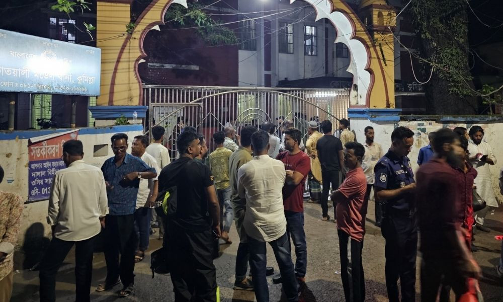 বিএনপি নেতা আটক : এখনো থানা ঘেরাও করে রেখেছেন নেতাকর্মীরা