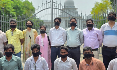 সুপ্রিম কোর্টের এজলাসে প্রবেশে বাধা : মুখে কালো কাপড় বেঁধে সাংবাদিকদের প্রতিবাদ