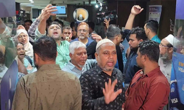 আমানত আদায়ের দাবিতে গ্রাহকদের বিক্ষোভ, ৫ ব্যাংকে তালা