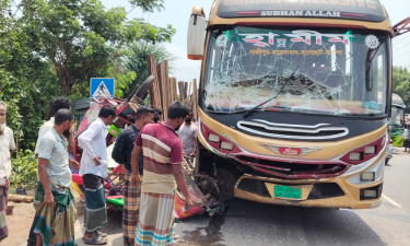 নগরকান্দায় বাস-ইজি বাইক মুখোমুখি সংঘর্ষে আহত ৬
