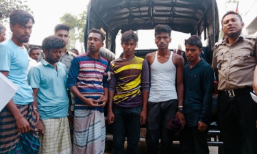 বিদ্যালয়ের পরিত্যক্ত কক্ষে মাদকের আসর, আটক ৬
