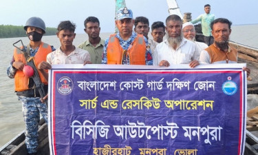 মেঘনা নদীতে ঝড়ের কবলে ১২ যাত্রী, কোস্টগার্ডের সহায়তায় উদ্ধার