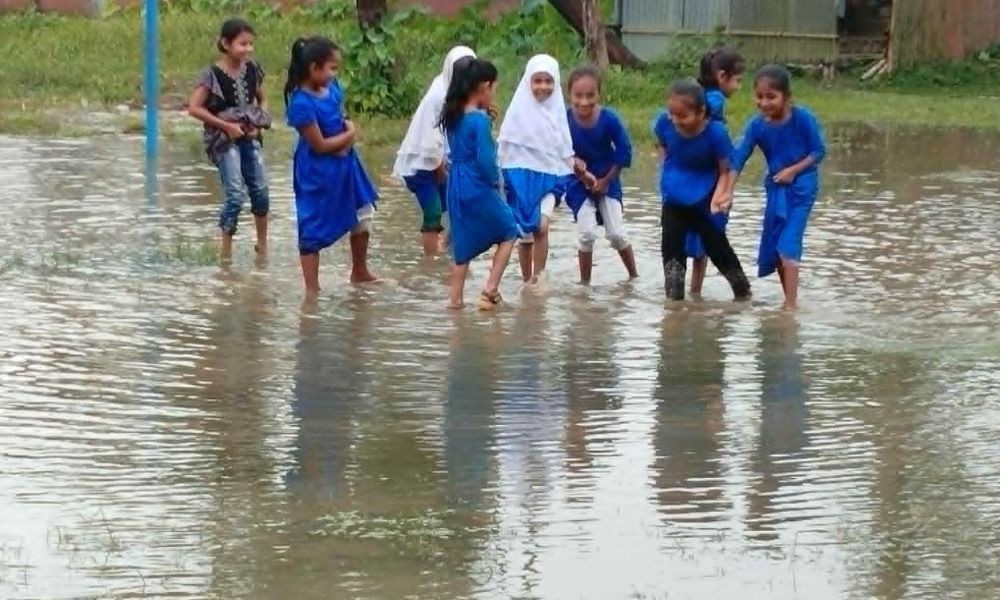 একটু বৃষ্টিতেই তলিয়ে যায় বিদ্যালয়ের মাঠ, ব্যহত পাঠদান কার্যক্রম