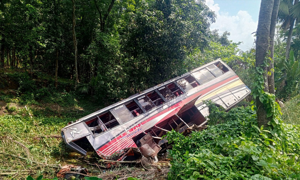 বাউফলে যাত্রীবাহী বাস খাদে পড়ে নিহত ১