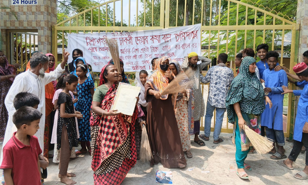 ঘুষের টাকা ফেরতের দাবিতে অধ্যক্ষকে অবরুদ্ধ করে বিক্ষোভ