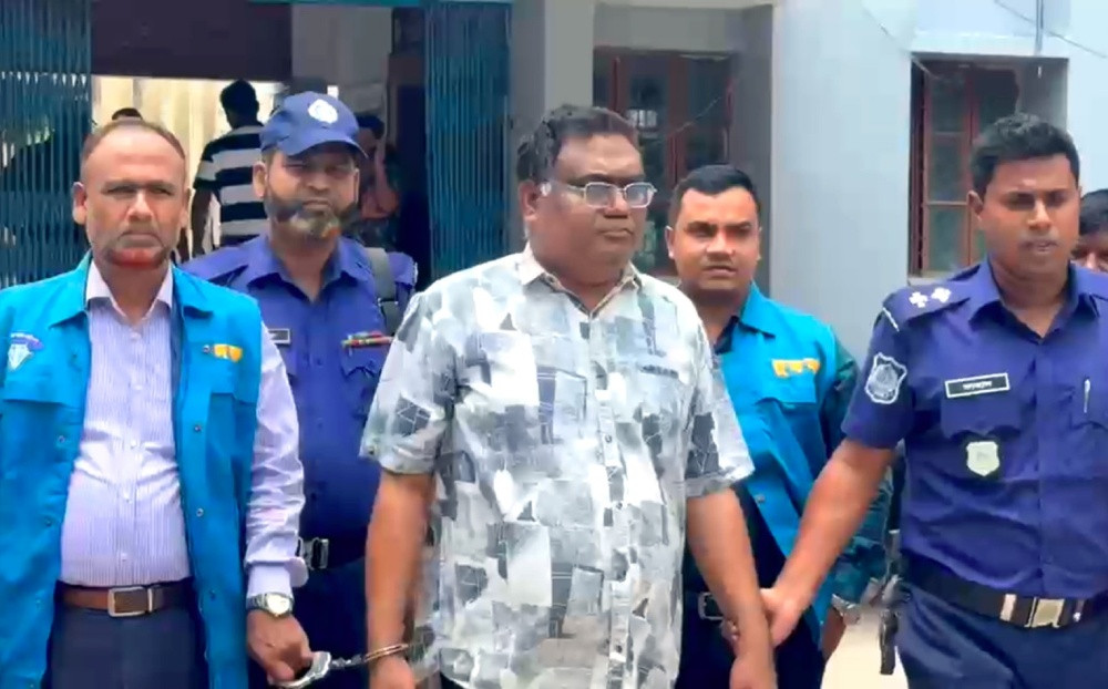 দুদকের মামলায় শাহজাদপুরের পিআইও আজাদকে পাবনায় গ্রেপ্তার