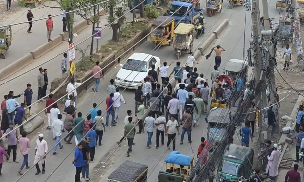নারায়ণগঞ্জে উচ্ছেদ কর্মচারীদের ওপর হকারদের হামলা