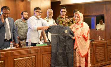 পরিচ্ছন্নতাকর্মীদের মাঝে ২৫০০ রেইনকোট বিতরণ করল ডিএনসিসি