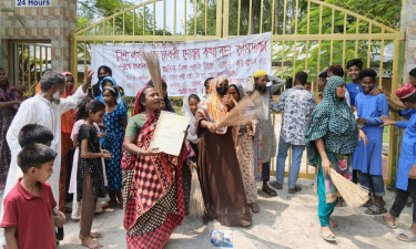 ঘুষের টাকা ফেরতের দাবিতে অধ্যক্ষকে অবরুদ্ধ করে বিক্ষোভ