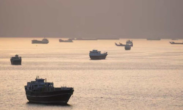 হরমুজ প্রণালিতে যুক্তরাষ্ট্রের যুদ্ধজাহাজে হামলার দাবি ইরানের