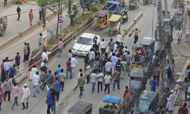 নারায়ণগঞ্জে উচ্ছেদ কর্মচারীদের ওপর হকারদের হামলা