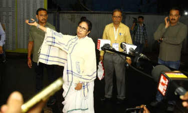 ‘গায়ে হাত দিয়েছে, মেরেছে’ : গণনাকেন্দ্র ছাড়ার সময় ‘চোর’ স্লোগানে বিস্ফোরক অভিযোগ মমতার