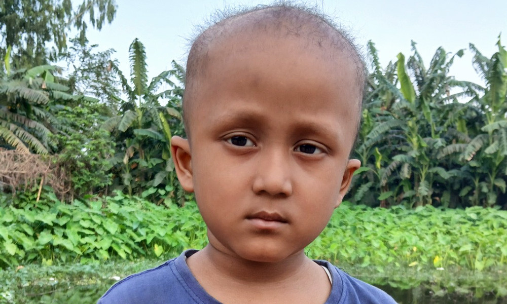 সন্তান‌কে বাঁচাতে সর্বশান্ত বাবার আকু‌তি, প্রয়োজন ৬ লাখ টাকা
