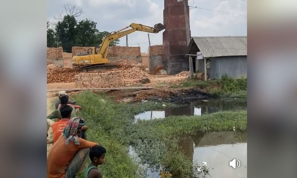 দেবীদ্বারে ৩ অবৈধ ইটভাটার চিমনি গুঁড়িয়ে দিল প্রশাসন