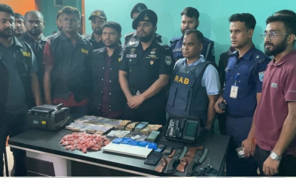নারায়ণগঞ্জে যৌথ বাহিনীর অভিযান: ৫ মণ গাঁজা, অস্ত্র ও নগদ টাকাসহ আটক ১০